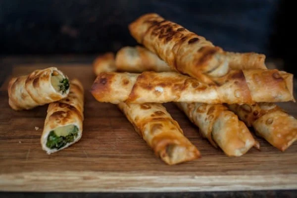 Recipe for cooking delicious borek spinach with saffron, borek spinach with saffron, cooking delicious borek spinach, all kinds of borek, borek spinach and potatoes, borek spinach and mushrooms, Turkish food