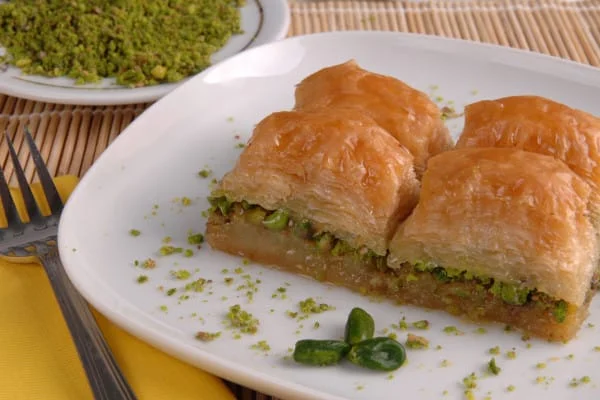 recipe for Traditional sweet baklava with Iranian saffron, Traditional baklava sweets with Iranian saffron, Traditional baklava sweets, Traditional baklava sweets with saffron, Local food, How to prepare traditional baklava sweets with Iranian saffron, Tips for baking traditional baklava sweets with Iranian saffron, How to prepare different types of sweets, Cooking training with saffron