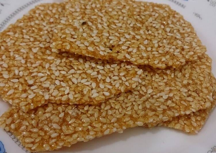 recipe for cooking sohan sesame with Iranian saffron, Sohan Sesame with Iranian Saffron, Sohan Sesame, Local food, How to prepare Sohan Sesame with Iranian saffron, Tips for cooking Sohan Sesame with Iranian saffron, How to prepare a variety of sweets, Cooking training with saffron