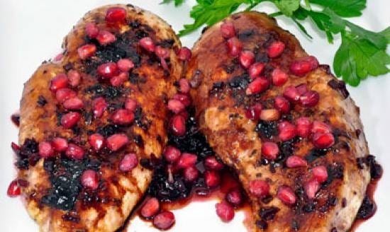 recipe for cooking chicken steak with pomegranate sauce and saffron, Chicken steak with Iranian pomegranate and saffron sauce, Chicken steak with pomegranate sauce, Local food, How to prepare chicken steak with Iranian pomegranate and saffron sauce, Tips for cooking chicken steak with Iranian pomegranate and saffron sauce, How to prepare different types of steak, Cooking training