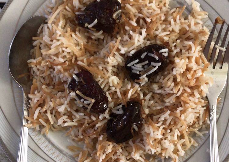 recipe for cooking rice noodles with dates and saffron, rice noodles with Iranian dates and saffron, rice noodles with dates, local food, how to prepare rice noodles with Iranian dates and saffron, tips for cooking rice noodles with Iranian dates and saffron, how to prepare different types of food, cooking training with saffron